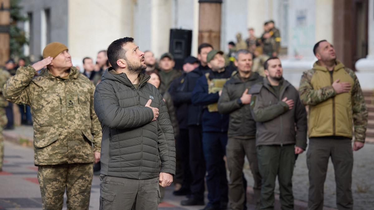 El presidente de Ucrania, Volodomir Zelenski, asiste al acto de izar la bandera ucraniana en la recuperada ciudad de Jersón (Ucrania).