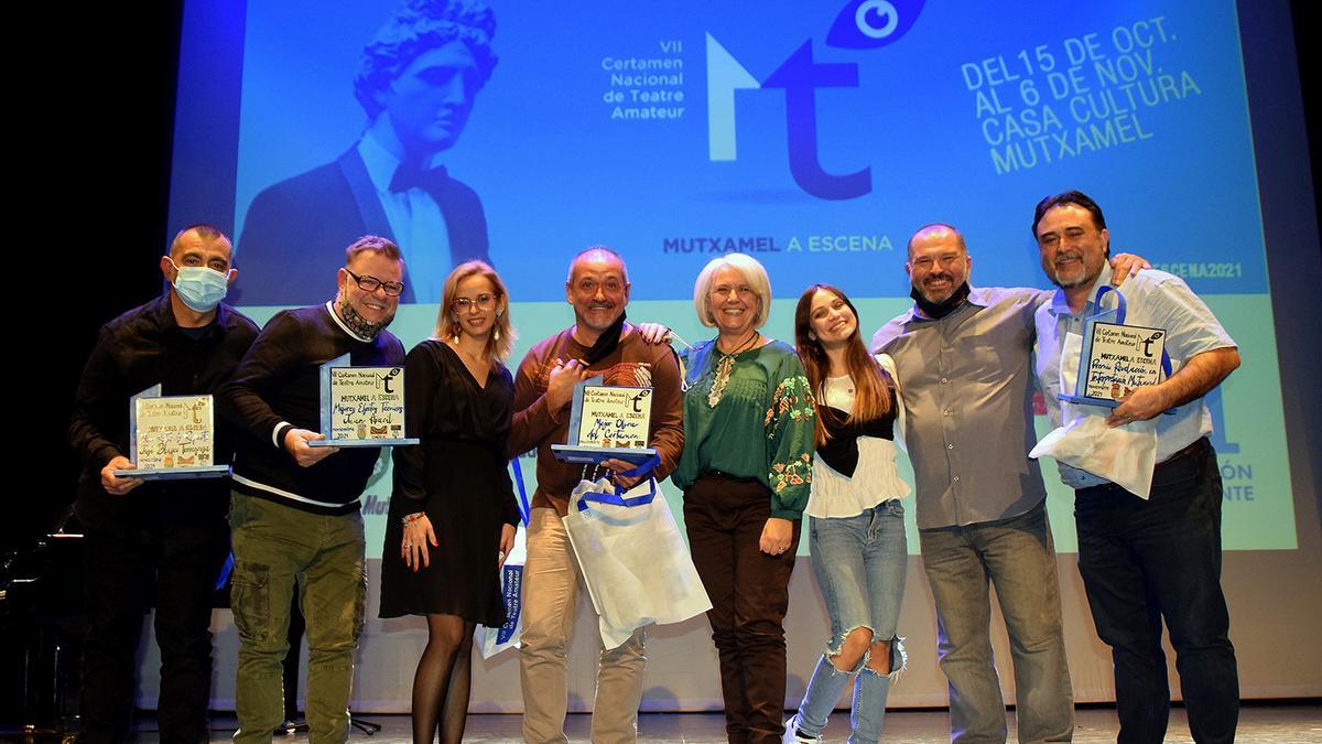 Actores de Pla i Revés con varios de los premios obtenidos.