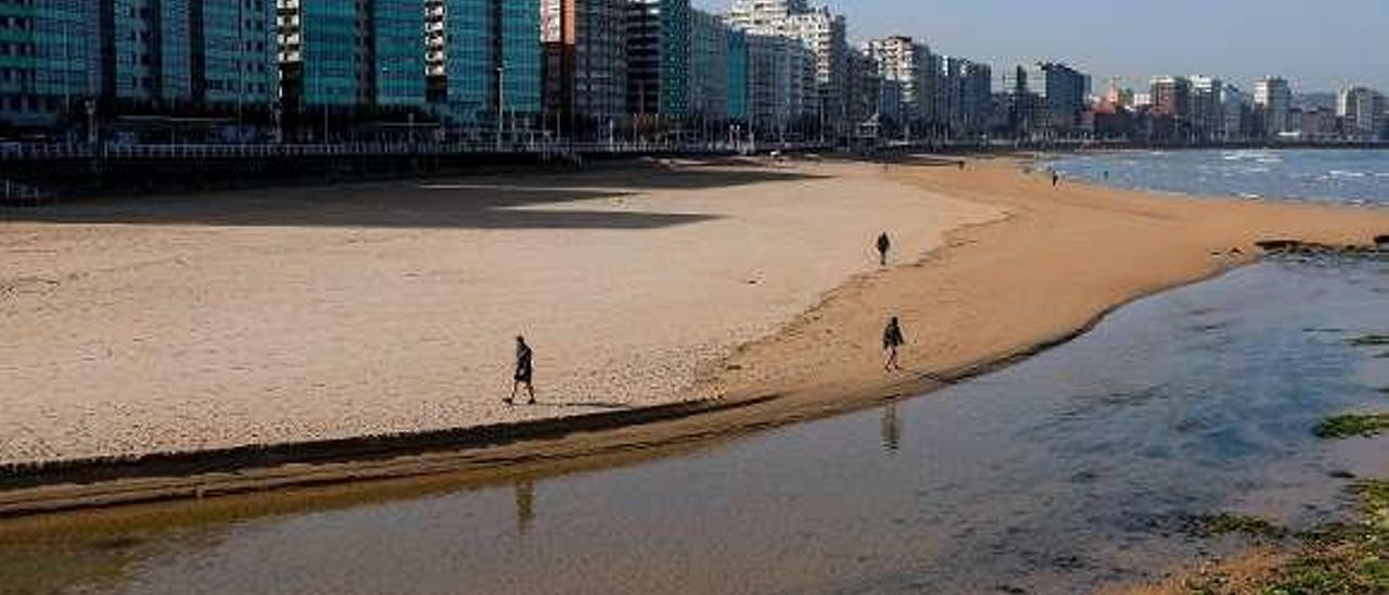 La playa de San Lorenzo, con la desembocadura del Piles en primer término.