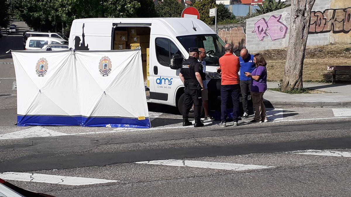 Lona desplegada por la Policía en torno al repartidor fallecido en la tarde de este viernes en la avenida Ramón Nieto.