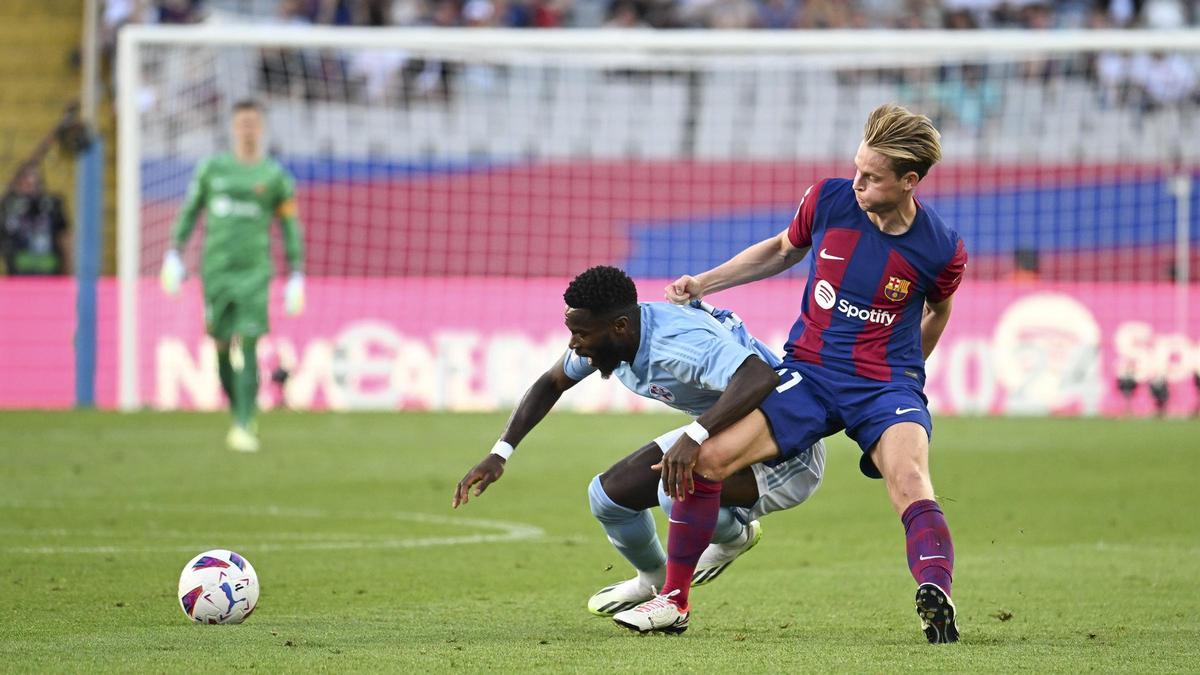 Bamba, el jugador del Celta, cae sobre el pie derecho de Frenkie de Jong en Montjuïc y sufre su primera lesión en septiembre 2023.