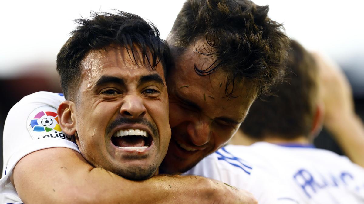 Nano Mesa y Álvaro celebran el tanto del canario al Sporting el pasado domingo.