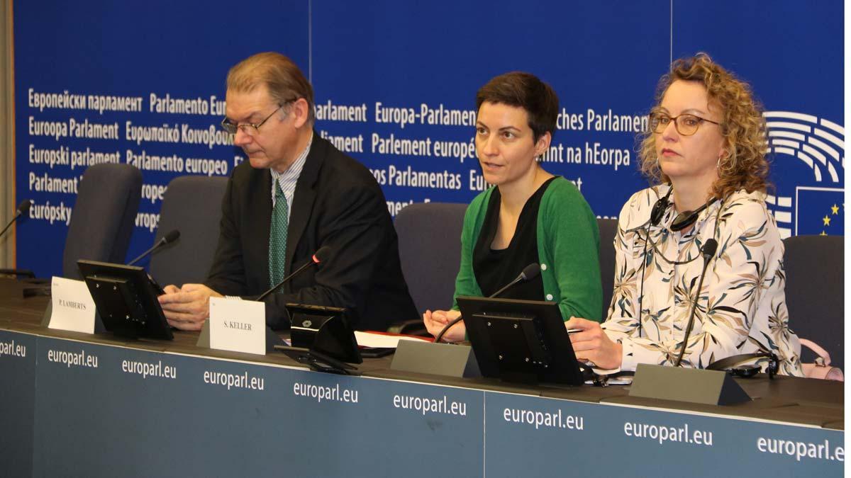 Los Verdes, muy críticos ante la entrada de Puigdemont y Comín en su grupo. En la foto, los copresidentes de Los Verdes, Philippe Lamberts y Ska Keller, con su portavoz, durante la rueda de prensa.