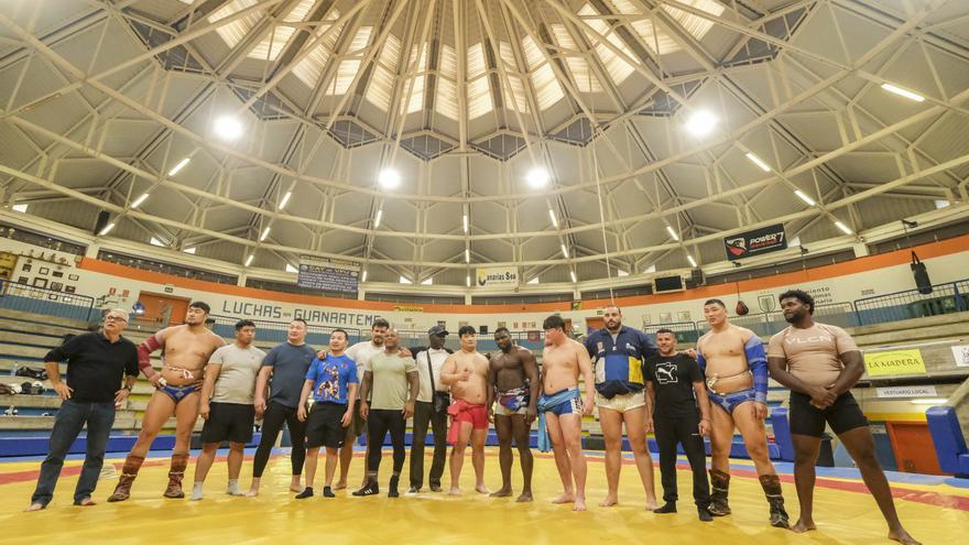 Luchadores de diferentes países entrenando para el homenaje a Juan Espino