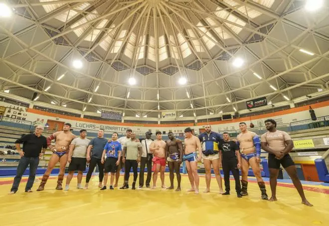 Luchadores de diferentes países entrenando para el homenaje a Juan Espino