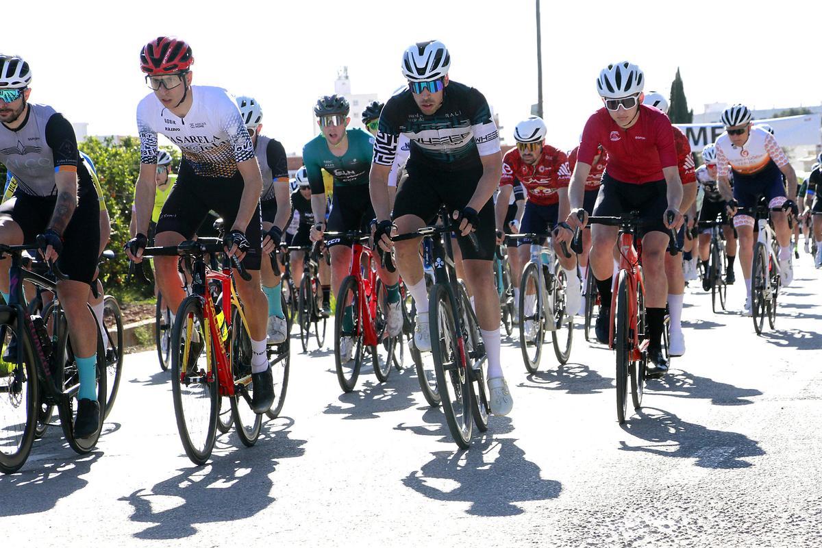Parcipantes en la carrera ciclista en Puçol.