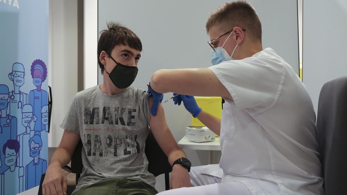 Un jove rebent la seva dosi en una marató de vacunació de menors de 12 a 15 anys a Manresa