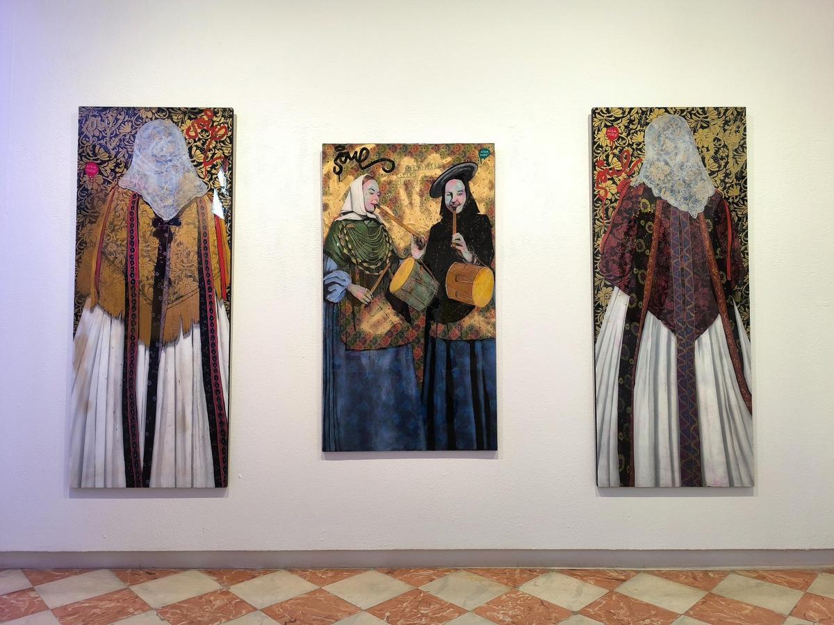 Tres de las obras en resina que Aïda Miró presenta en Formentera