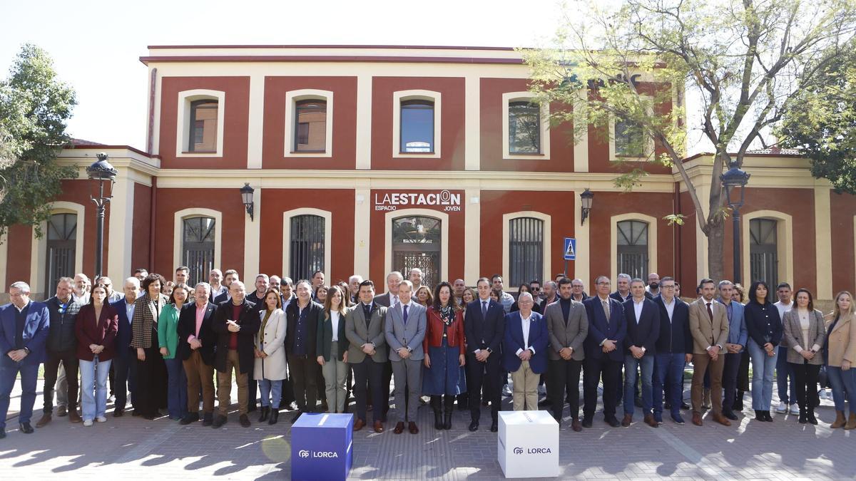 Foto de grupo frente a la estación de tren de Sutullena, en Lorca.