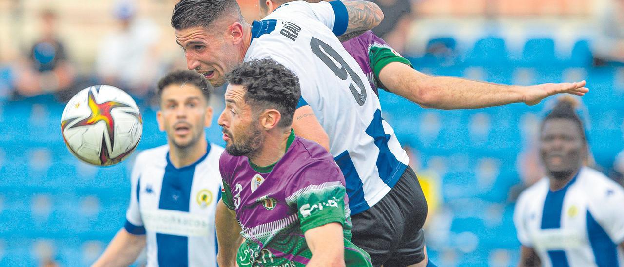 El bigoleador Raúl González salta con fuerza para anticiparse a su marcador y rematar de cabeza el envío de Galán que supuso el 1-0.