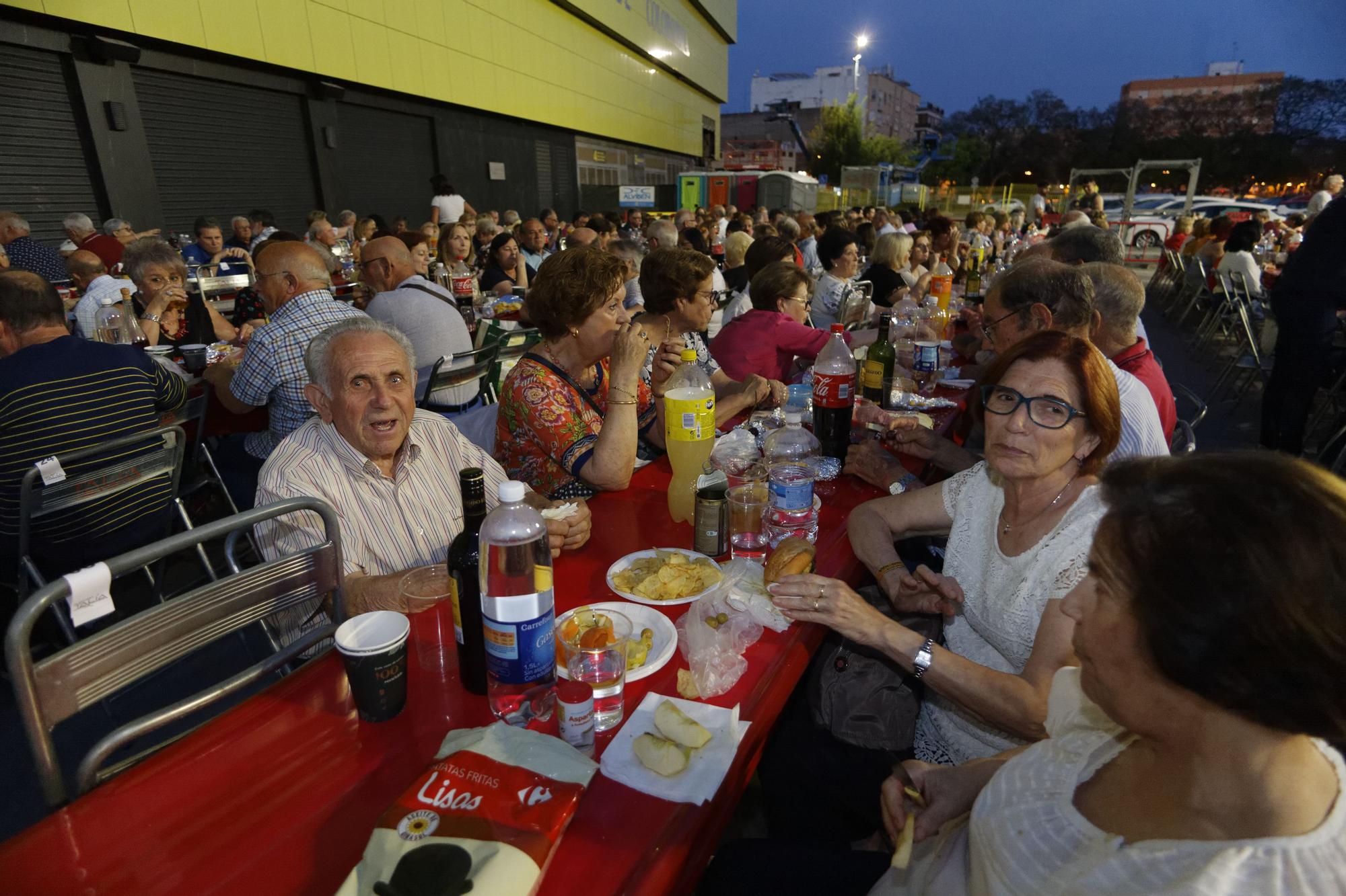 El abarrotado 'sopar de germanos per a veïns' de Vila-real, en imágenes