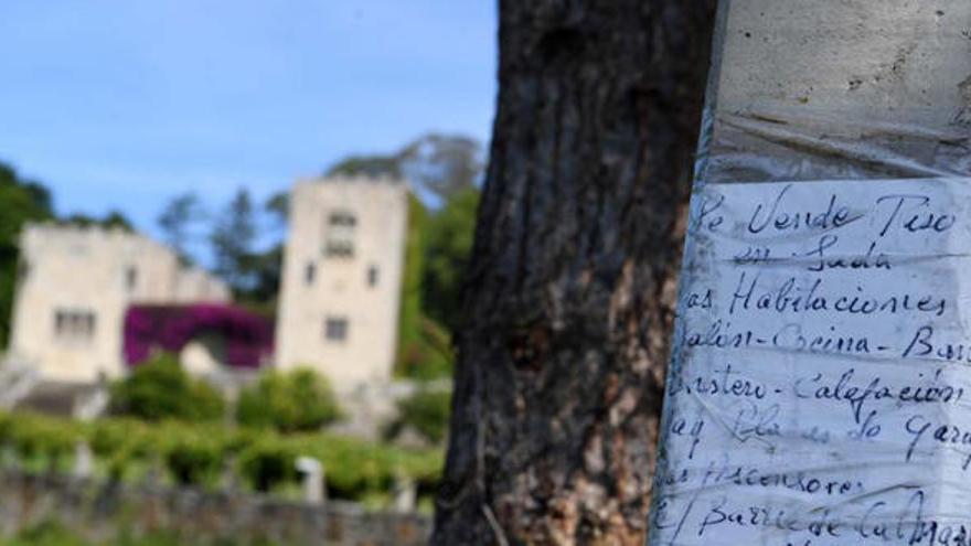 Un anuncio en las inmediaciones del Pazo de Meirás, al fondo.