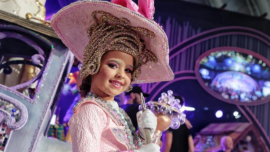 Vera García, reina infantil del Carnaval 2022 con una creación de Alexis Santana.