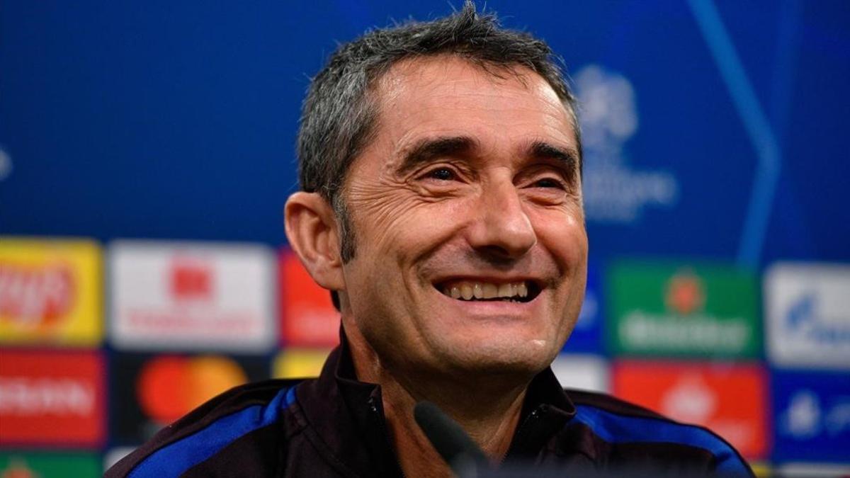 Ernesto Valverde sonríe al escuchar una pregunta de los periodistas antes del Borussia-Dortmund-Barça.