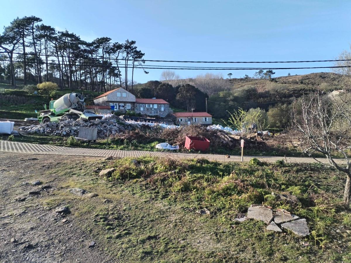 Algunas de las casas en Ons afectadas sin suministro eléctrico.