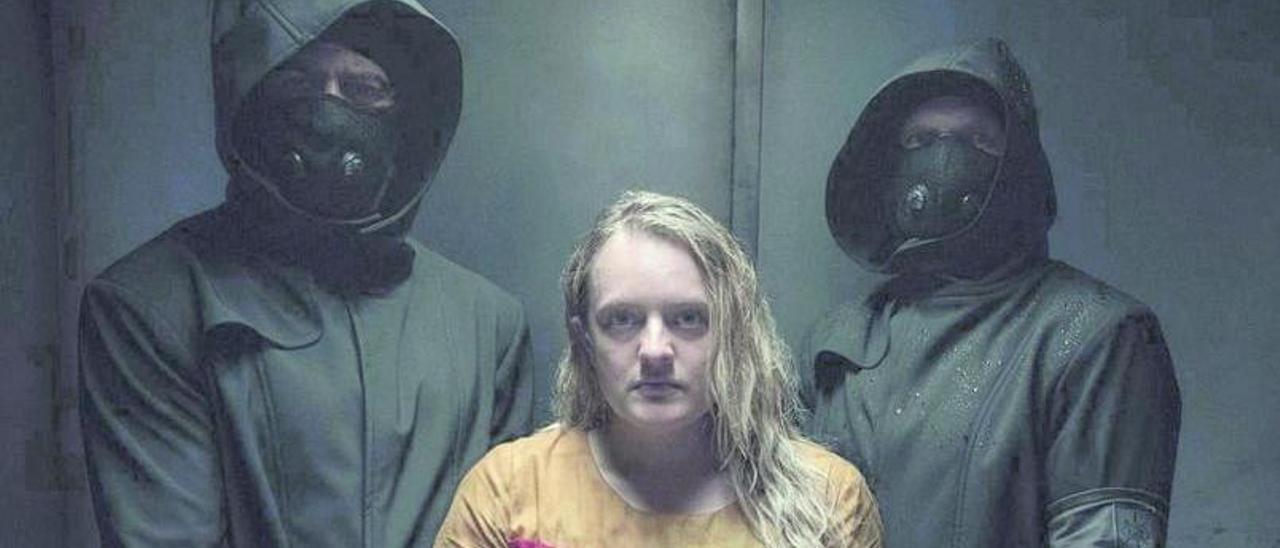 Elisabeth Moss, en el centro, en una imagen de la nueva temporada de ‘El cuento de la criada’. |  HBO