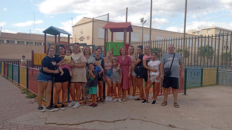 Piden un parque infantil para los más pequeños y sin grietas