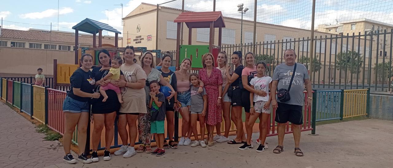 Un grupo de madres con sus hijos, delante del parque infantil, con la concejala socialista Begoña Medina el jueves pasado.