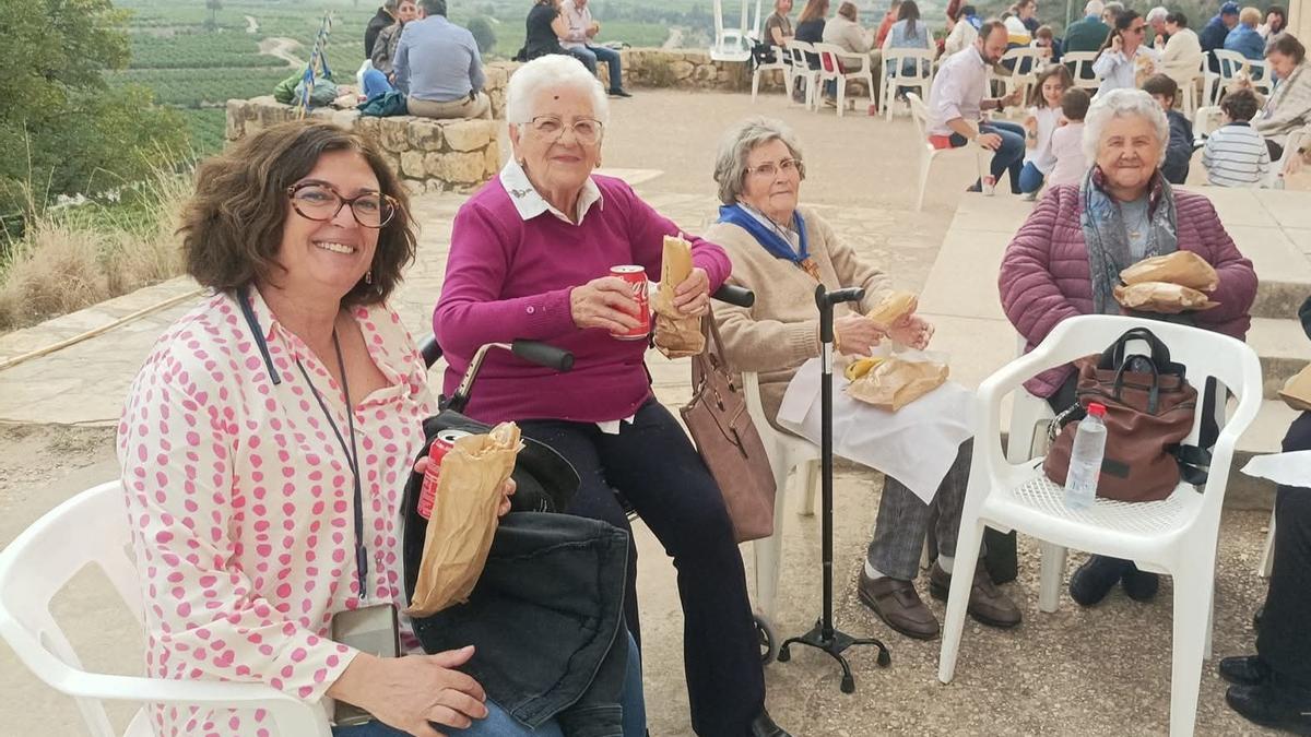 Un grupo de mujeres de Sumacàrcer, durante la romería a la ermita, en una imagen de archivo.