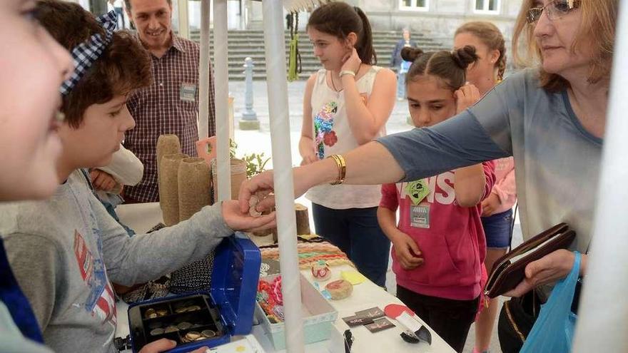 Uno de los puestos instalados ayer en Montero Ríos. // Rafa Vázquez