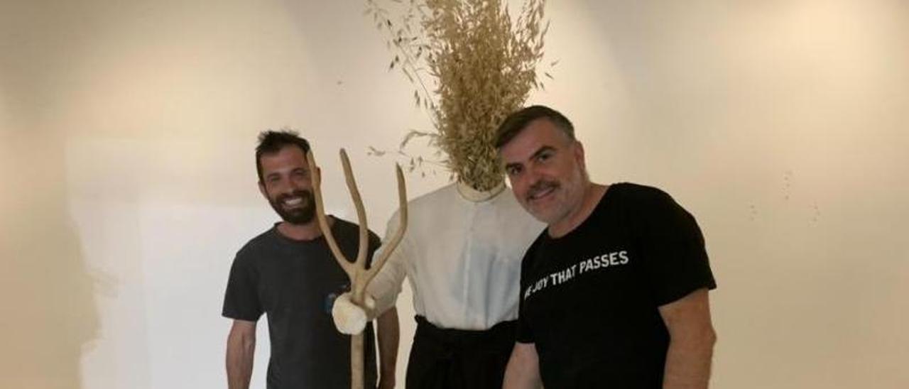 Sebastián Pons y Antoni Bordoy, con uno de los maniquíes que se podrán ver en la exposición.