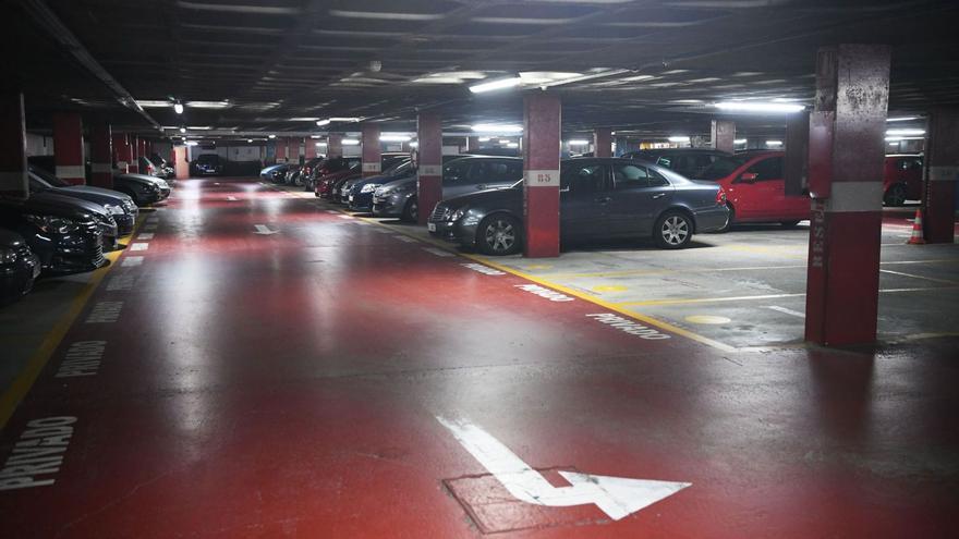 Interior de un aparcamiento subterráneo de A Coruña. |   // CARLOS PARDELLAS