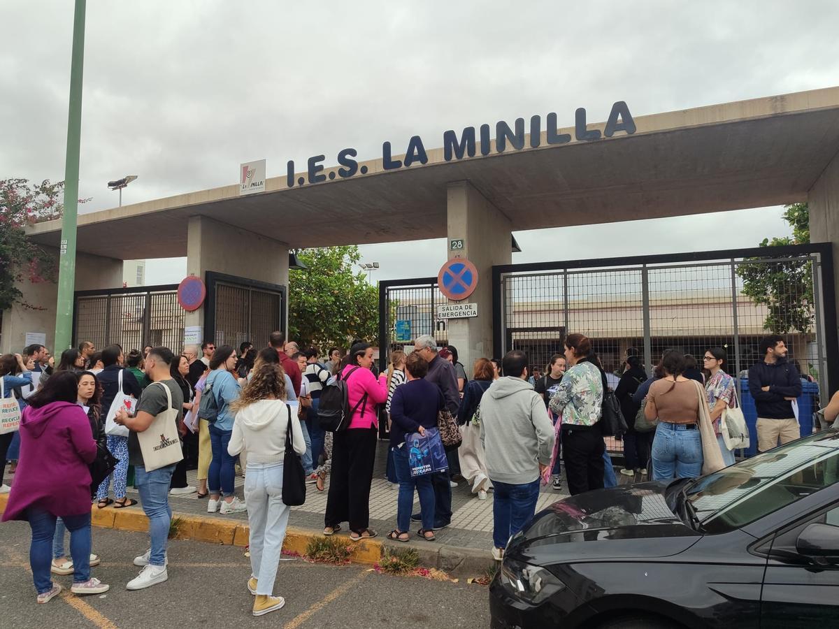 Entrada al IES La Minilla, donde estaban convocados aspirantes en la especialidad de inglés del Cuerpo de Secundaria en el marco del concurso-oposicion de estabilización del personal docente interino.