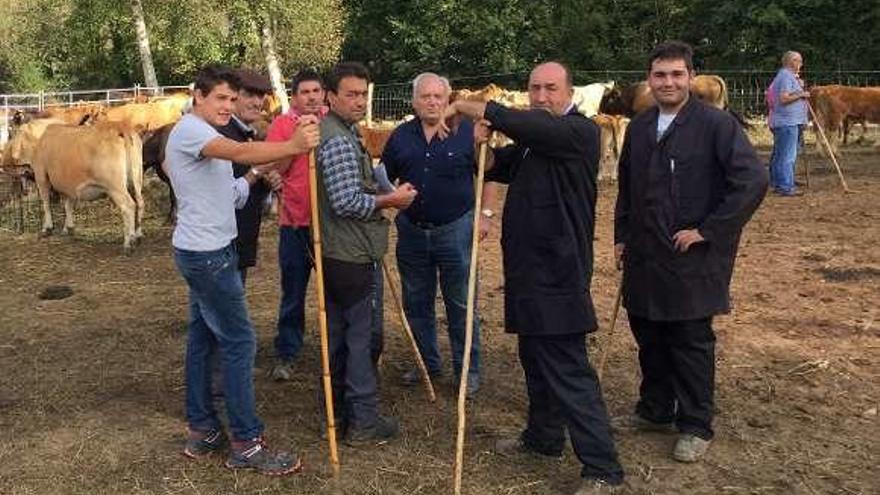 El tratante piloñés Juan Carlos Arenas cierra un trato en la feria de Santa Teresa.