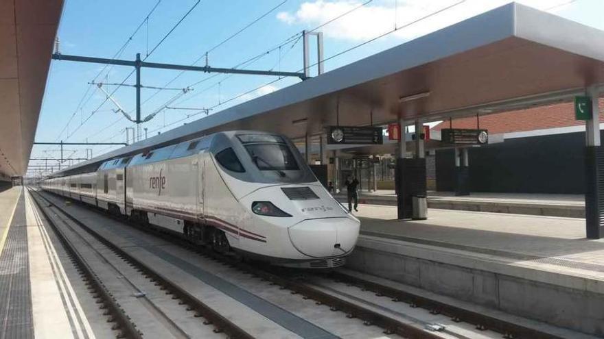 Tren híbrido, parado en la estación de Zamora tras completar el recorrido por las vías del AVE entre Olmedo y la capital.