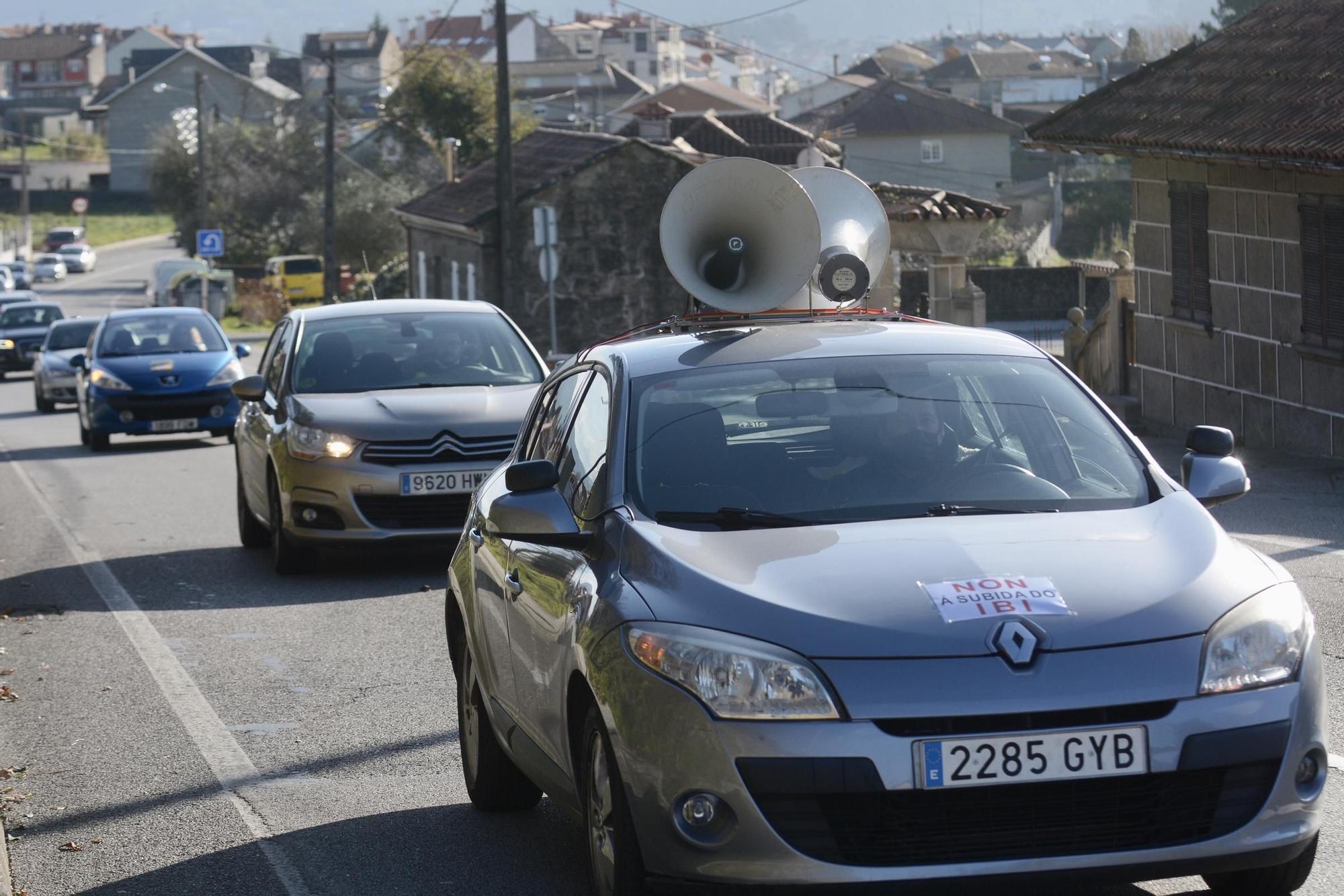 Caravana protesta contra la subida del IBI en Poio