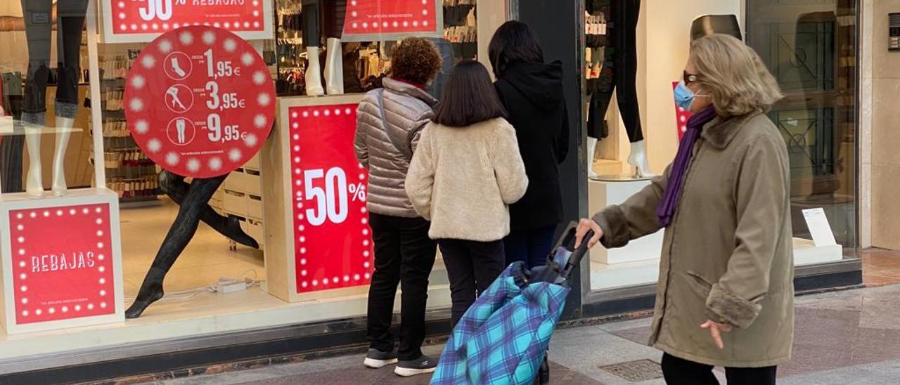 Arranque de la campaña de rebajas en Elche.