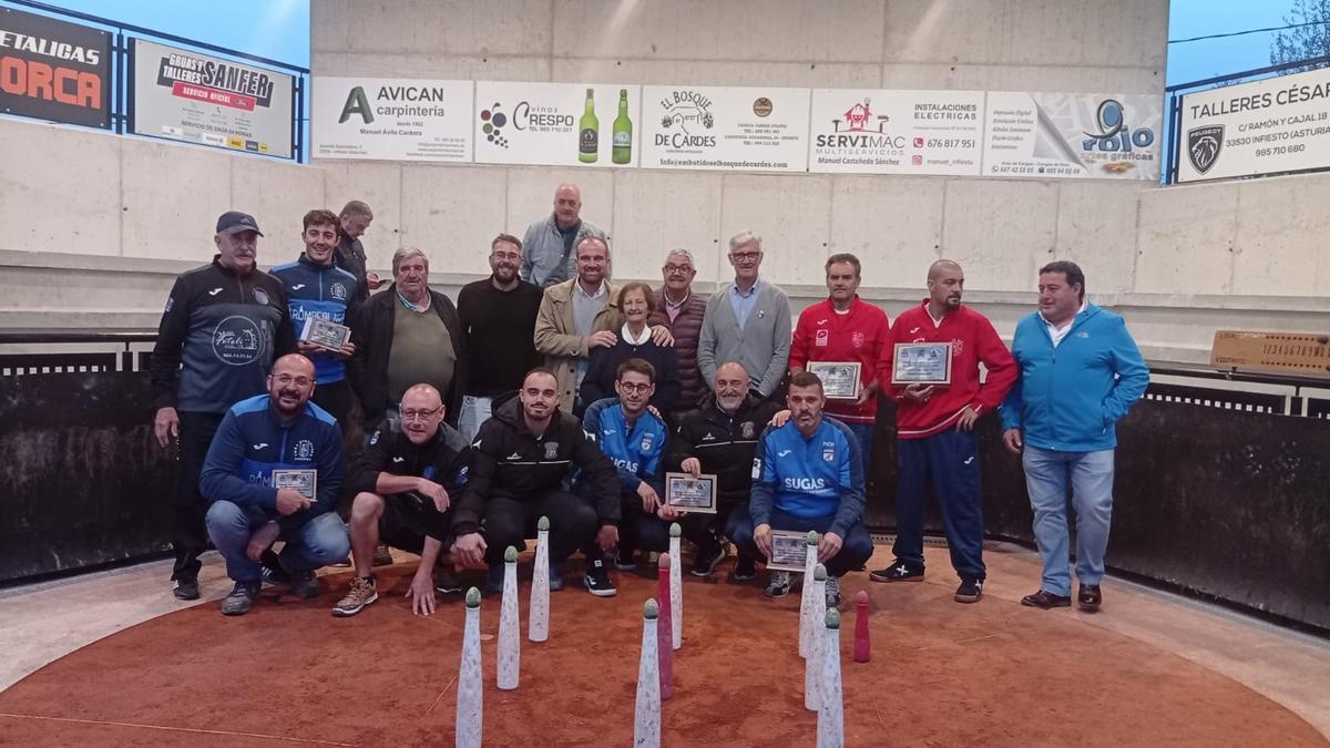 Foto de familia del campeonato de bolos de la Avellana en infiesto