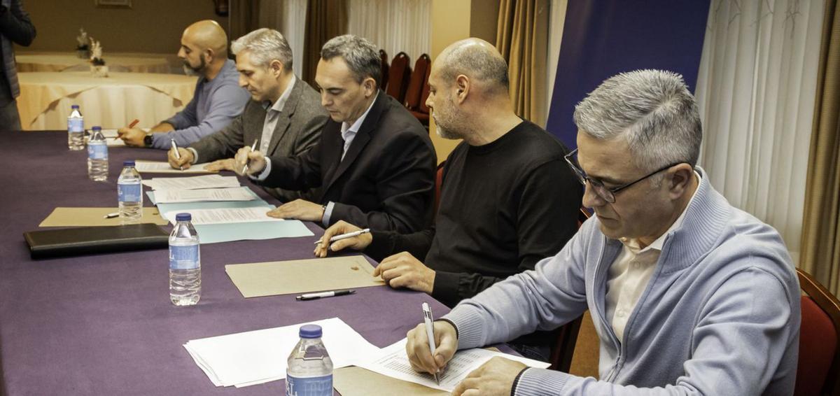 Acto de firma
del nuevo convenio,
ayer.   | // JAVIER TENIENTE