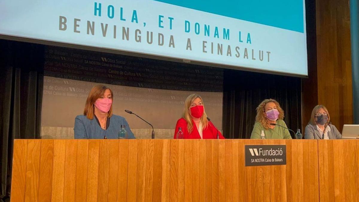 La directora general Maria Antònia Font y la consellera Gómez presentando ayer EinaSalut.