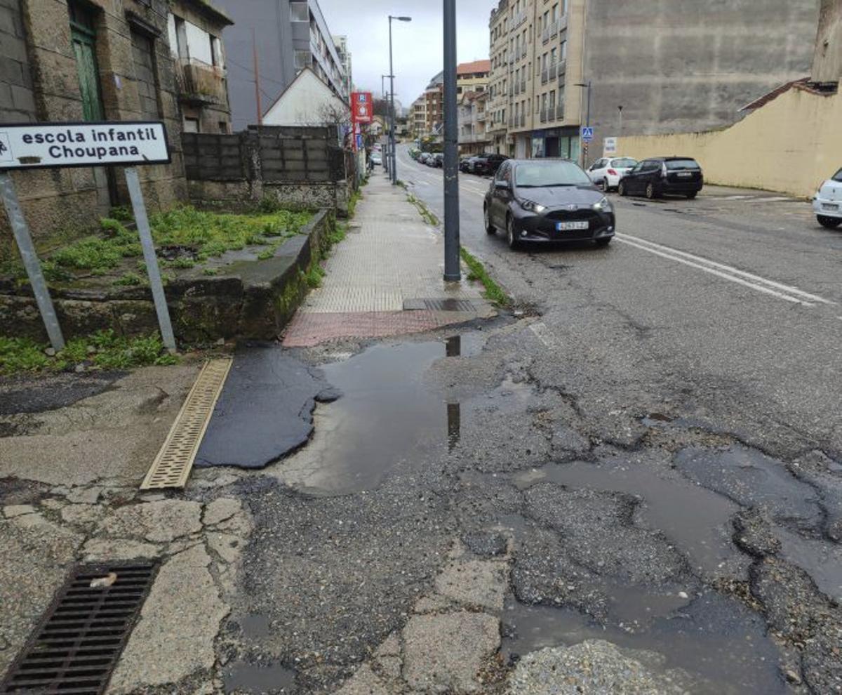 Baches en aceras y calzada de la avenida de Vigo. | SANTOS ÁLVAREZ