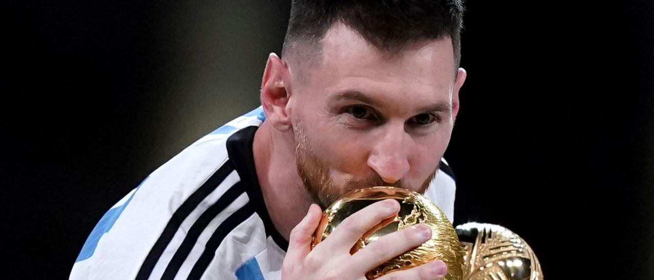 Leo Messi besa la Copa del Mundo que ganó en Catar.