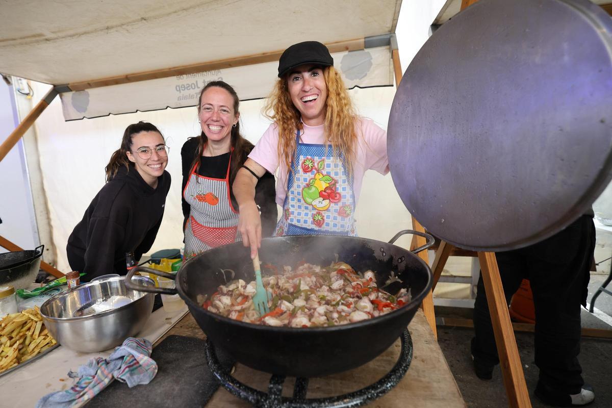 La confección de los platos se hizo, como novedad, en el interior de una carpa habilitada por el Ayuntamiento.