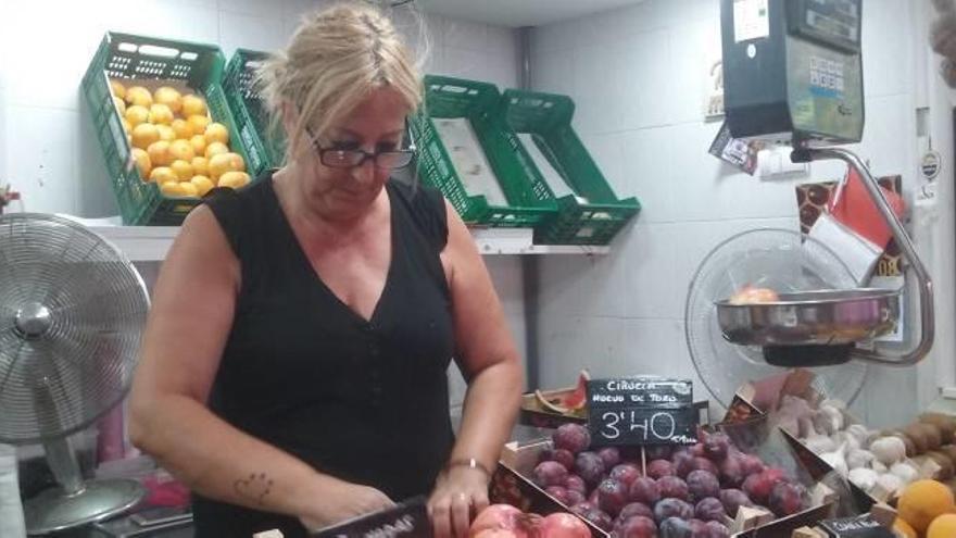 Estefanía Martín, ayer, en su frutería con los dos ventiladores encendidos.