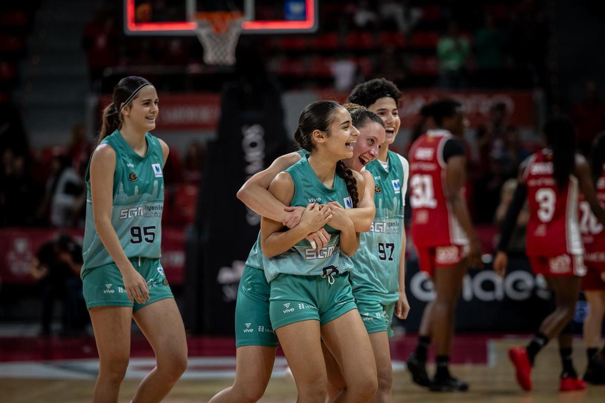 Las jóvenes jugadoras del Estepona, sonriendo sobre la cancha del Príncipe Felipe