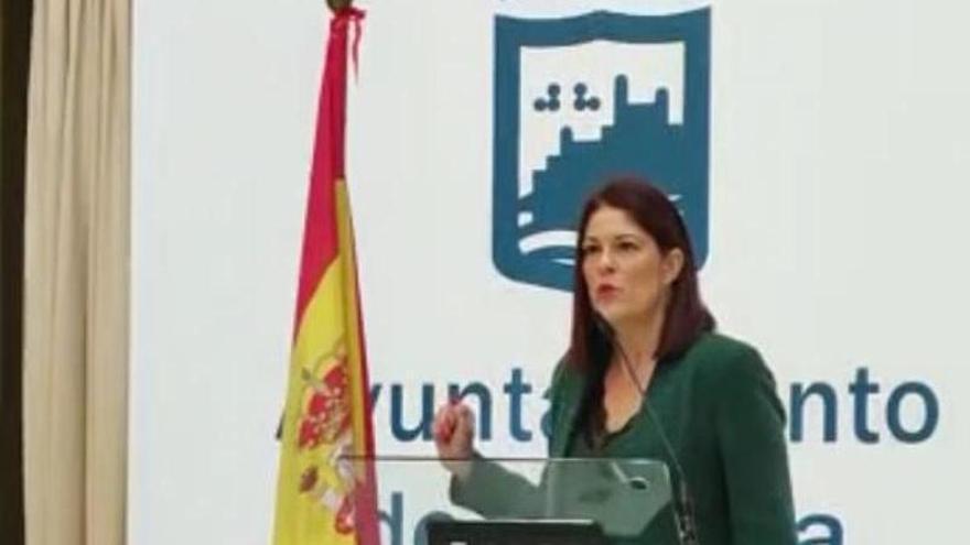 La edil de Cs Noelia Losada acerca la bandera de España antes de una rueda de prensa