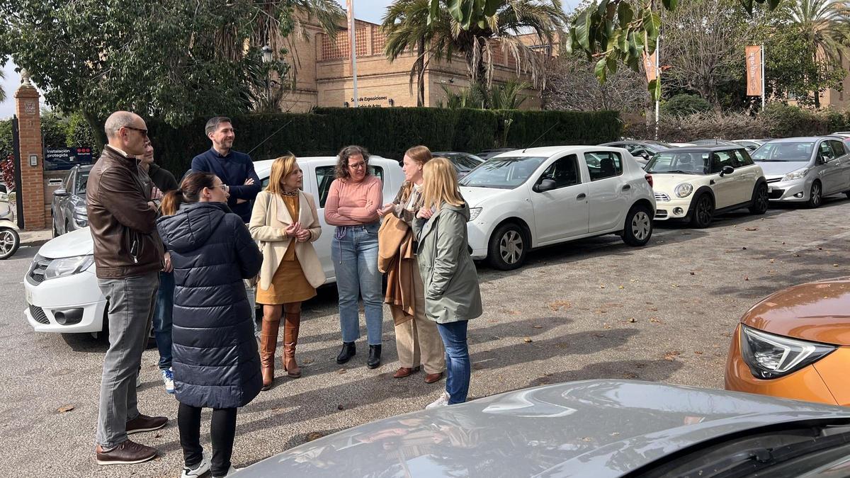 La viceportavoz del grupo municipal socialista Begoña Medina junto con trabajadores de la zona industrial de calle Bodegueros de Málaga capital