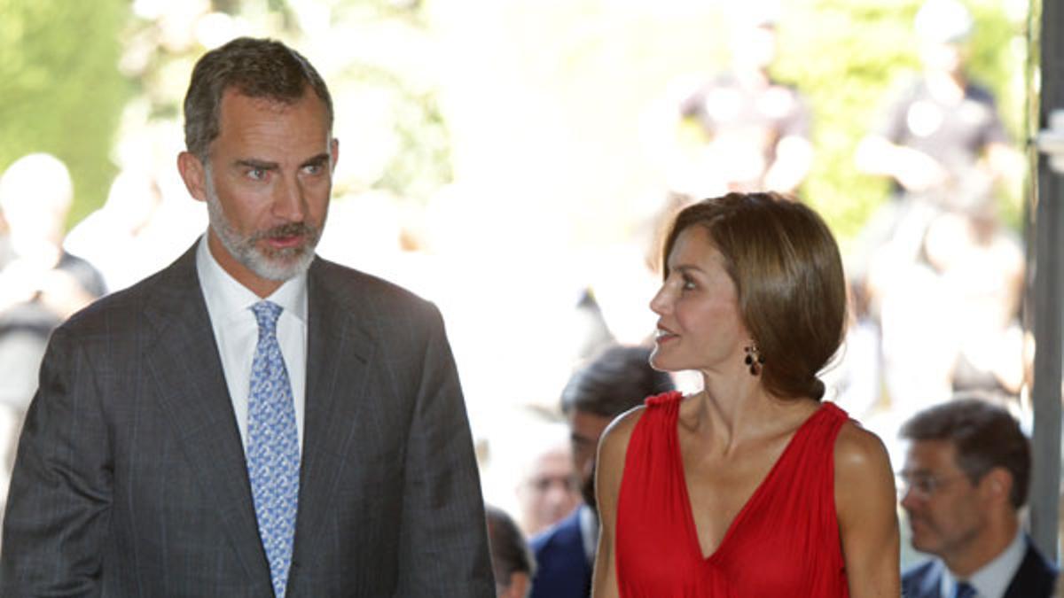 Letizia Ortiz con vestido rojo y cinturón de Carolina Herrera y zapatos de Prada