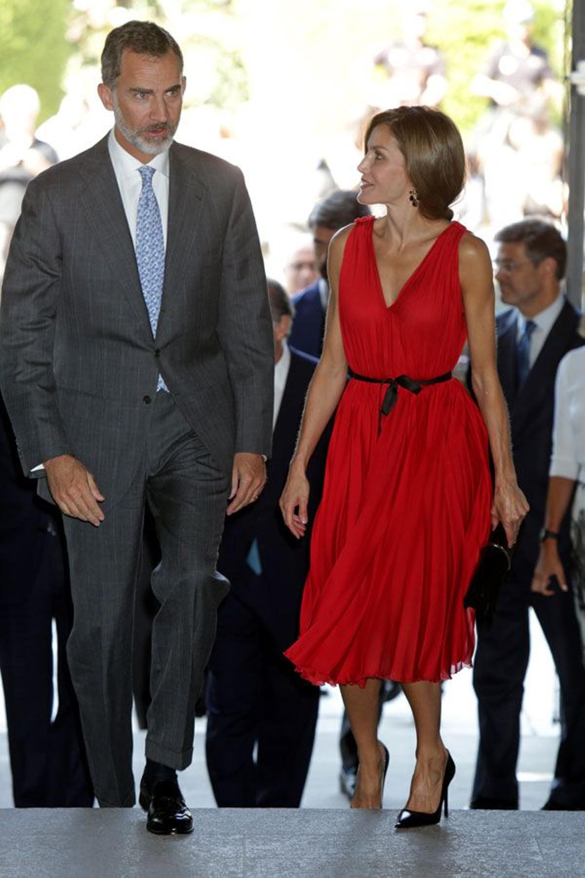 Letizia Ortiz con vestido rojo y cinturón de Carolina Herrera y zapatos de Prada