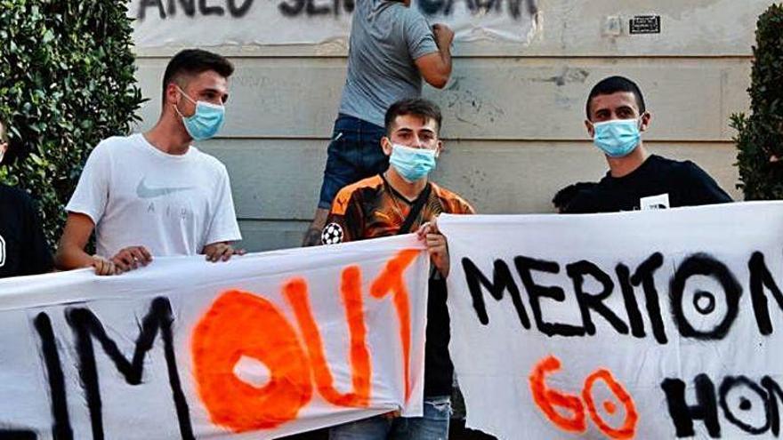 Pancartas en Mestalla contra Peter Lim