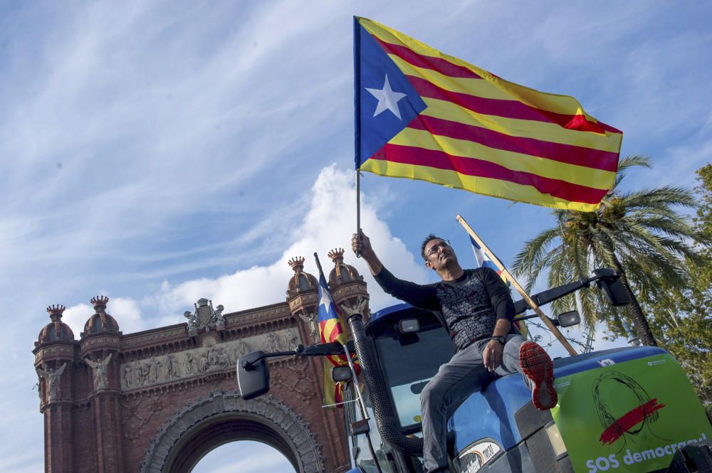 Carles Puigdemont entra al Parlament.