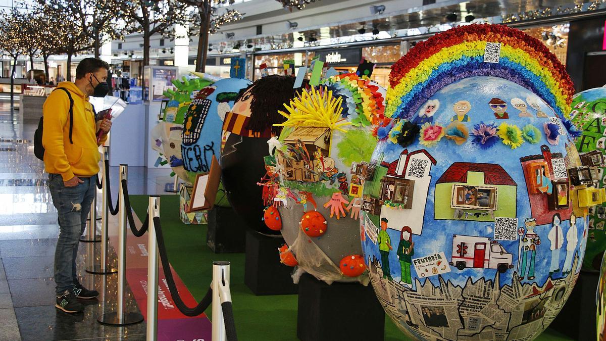 Un visitante observa la exposición de güevos pintos en Parque Principado. | Pablo Solares