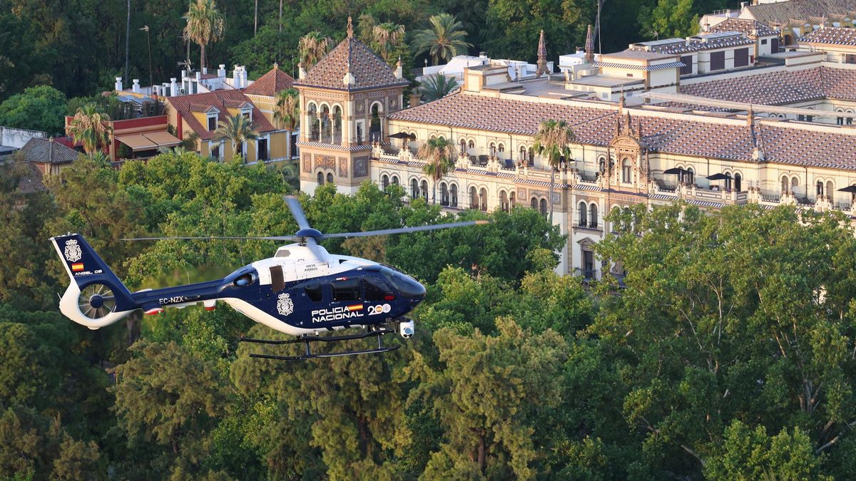 Helicóptero de la Policóa Nacional sobrevuela Sevilla durante la IV Conferencia Internacional para la Financiación al Desarrollo de la ONU