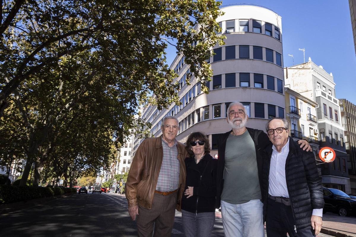 Pascual Moreno, Lucila Aragó, Miguel Morata y Antonio Nebot posan para Levante-EMV ante la Jefatura de Policia Nacional de Valencia