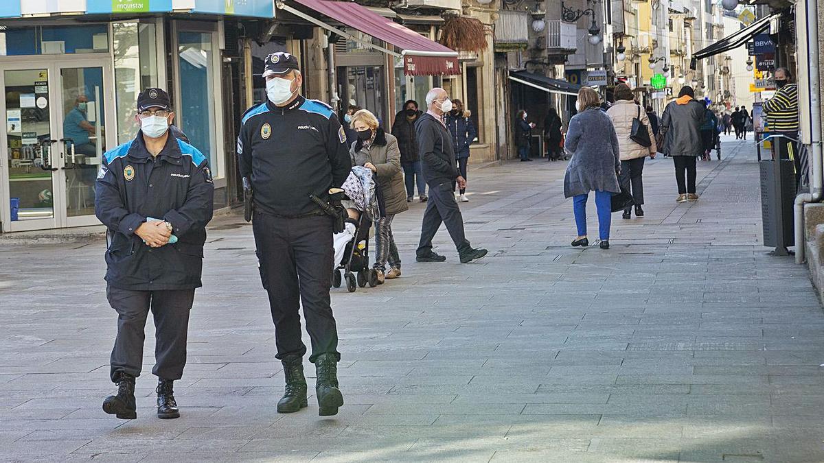 Agentes de la Policía Local en las calles de O Carballiño. |   // CARLOS PETEIRO