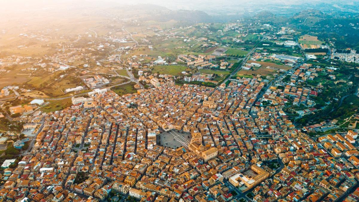 La 'ciudad telaraña' europea: su plaza principal es un hexágono perfecto